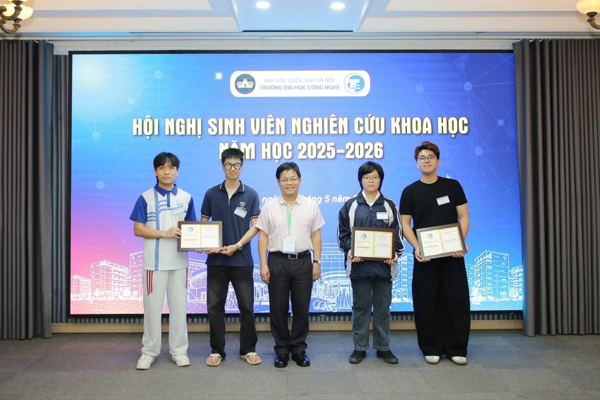 Đề tài nghiên cứu “Thiết kế, chế tạo máy bắn hạt khí nén tự động tích hợp drone phục vụ phục hồi rừng” đạt giải nhất Hội nghị Sinh viên nghiên cứu khoa học năm 2026 của Trường ĐH Công nghệ.
(Ảnh: UET)