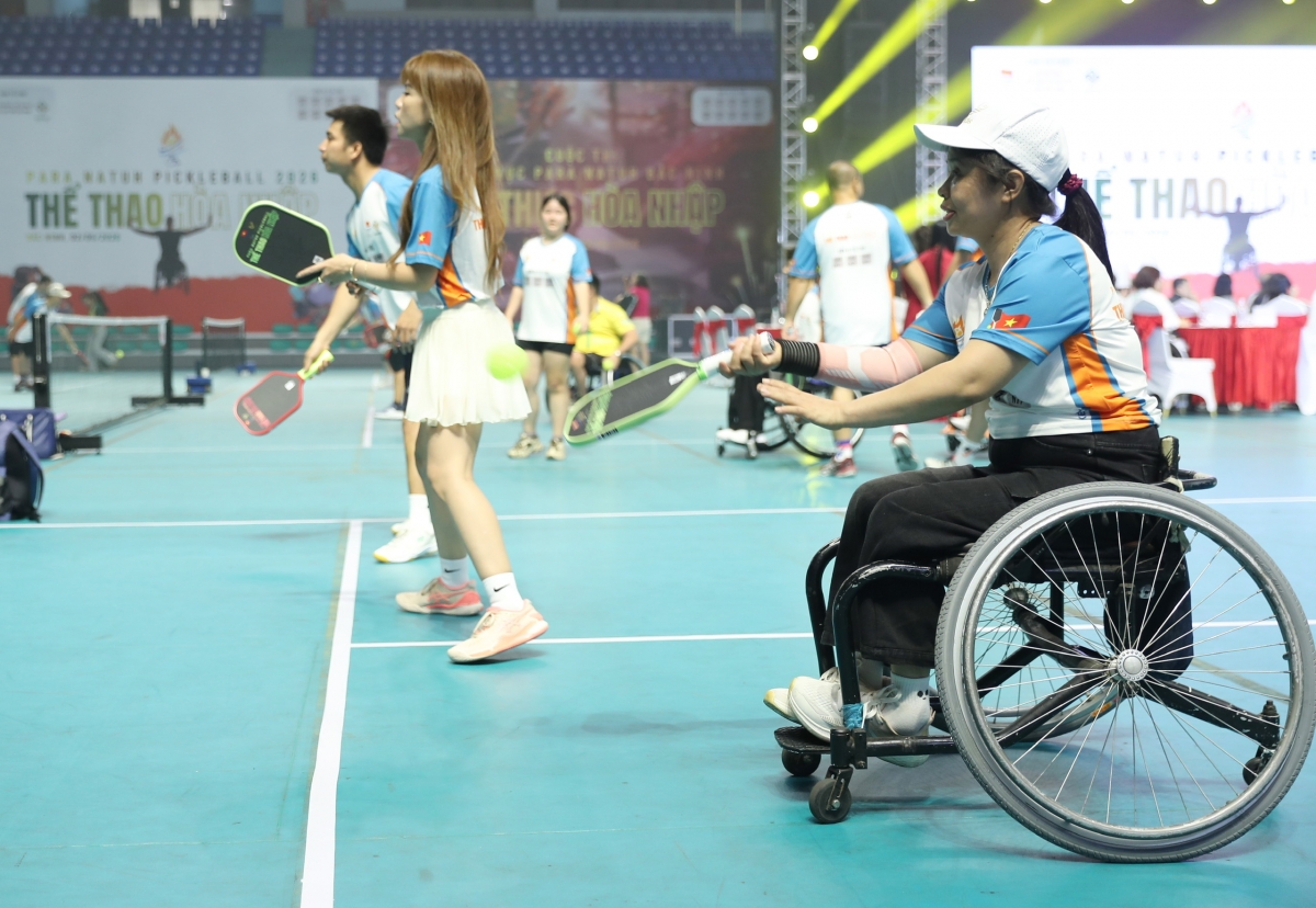 Para Natuh Pickleball được tổ chức với hình thức kết hợp giữa VĐV bình thường và VĐV khuyết tật (ảnh: Trần Huấn)