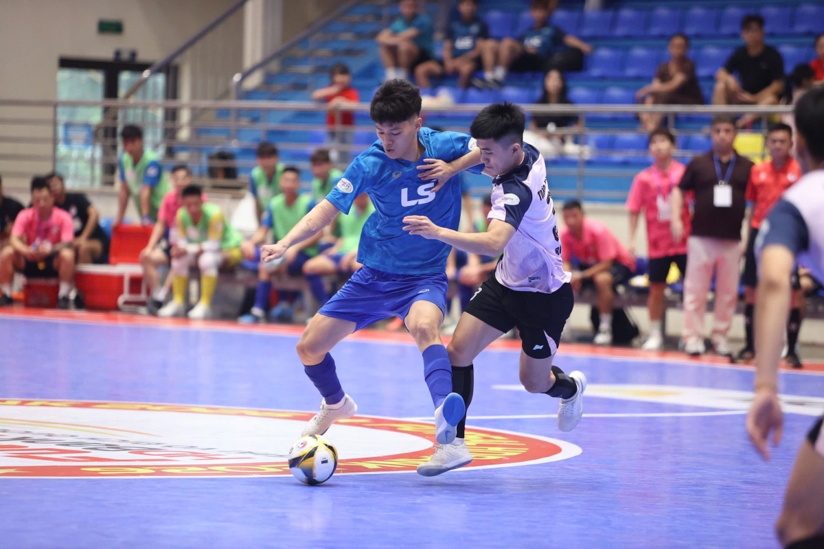 Dù rất nỗ lực nhưng các cầu thủ trẻ Hà Nội (áo trắng) vẫn phải chấp nhận thất bại (Ảnh BTC)