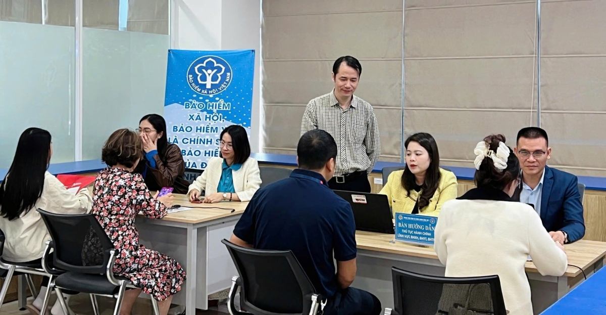 Cán bộ BHXH tư vấn thực hiện dịch vụ hành chính công. Ảnh: BHXH Việt Nam cung cấp
