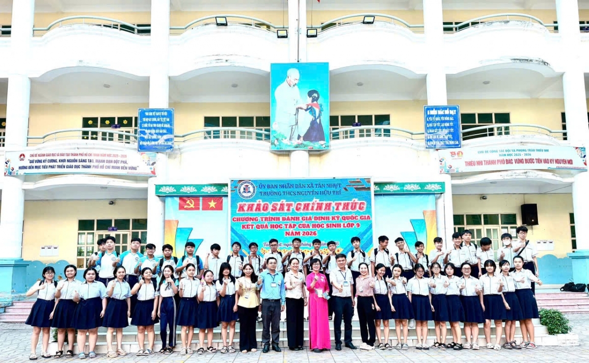 Đoàn đánh giá của Bộ GD-ĐT tại trường THCS Nguyễn Hữu Trí (Ảnh: Cục QLCL Moet )