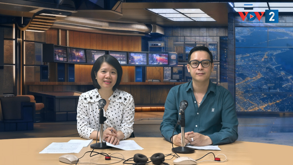 TS Nguyễn Tuấn Anh tại phòng thu VOV2