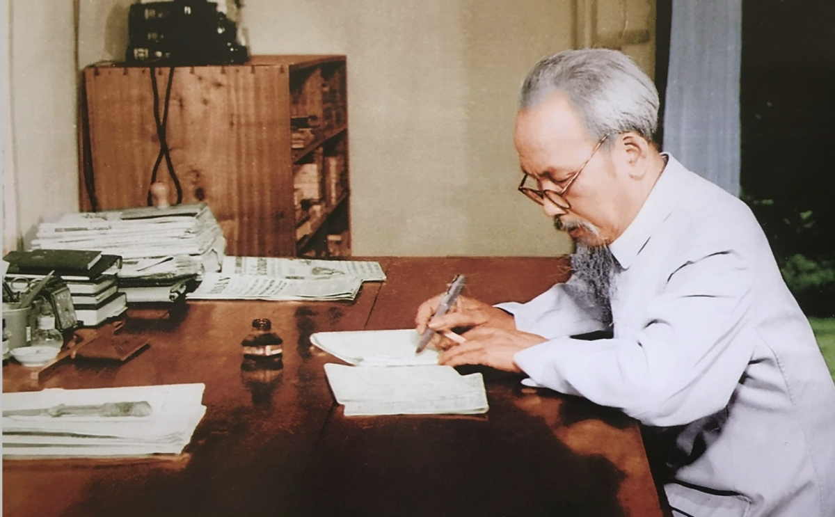 ​Sinh thời, Chủ tịch Hồ Chí Minh đã căn dặn: “Dân ta phải biết sử ta/Cho tường gốc tích nước nhà Việt Nam”. Ảnh: bennharong.vn