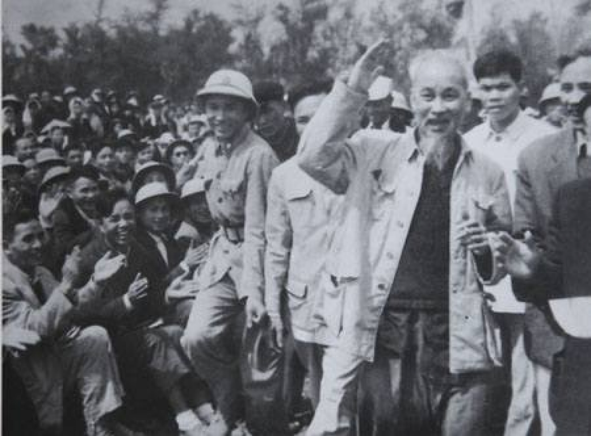 Nhân dân Thái Bình (cũ) mừng vui đón Bác ngày 26/3/1962 (Ảnh tư liệu)