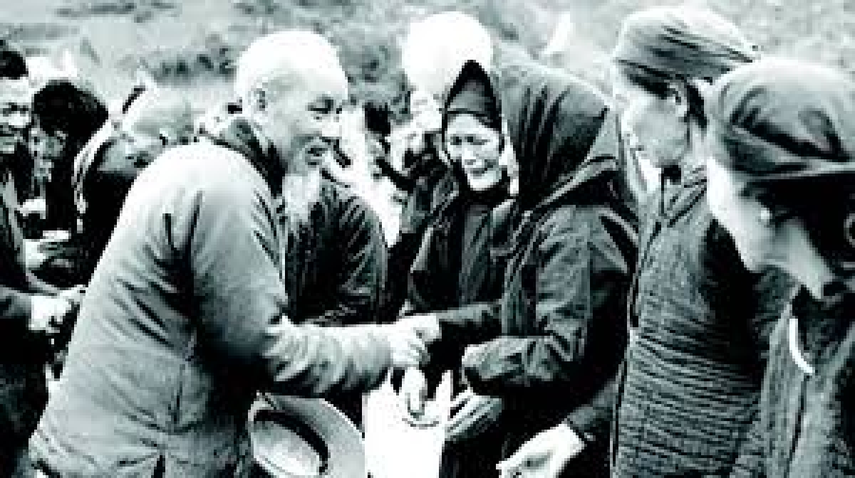 Bác Hồ về thăm bà con Pác Bó (Hà Quảng, Cao Bằng) tháng 2/1961. Nguồn vov.vn (ảnh tư liệu)