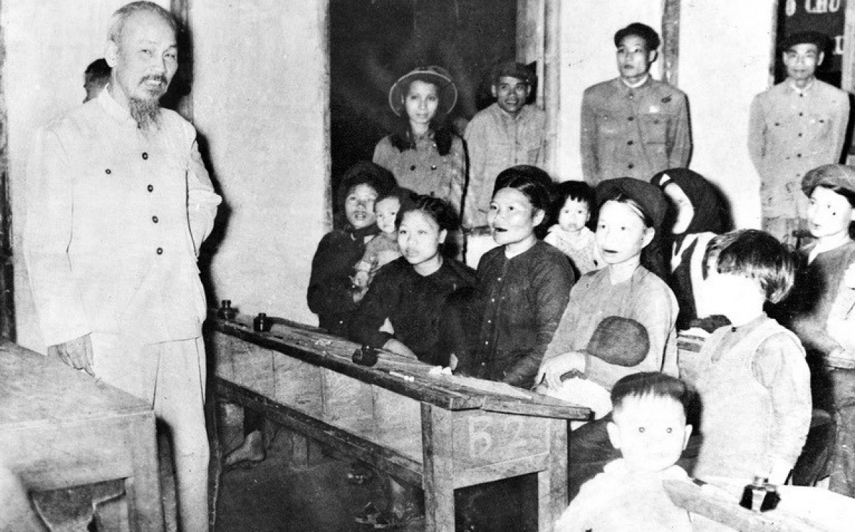 Chủ tịch Hồ Chí Minh thăm lớp học bổ túc văn hóa của bà con lao động Khu tập thể Lương Yên, Hà Nội, ngày 27 tháng 3 năm 1956. Nguồn: media.qdnd.vn