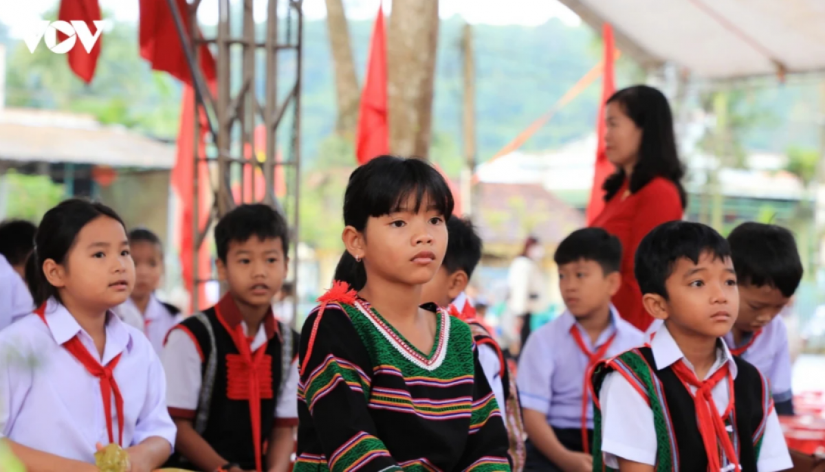 Học sinh ở xã biên giới Thuận An, tỉnh Lâm Đồng dự khai giảng năm học 2025-2026
(Ảnh: vov.vn)