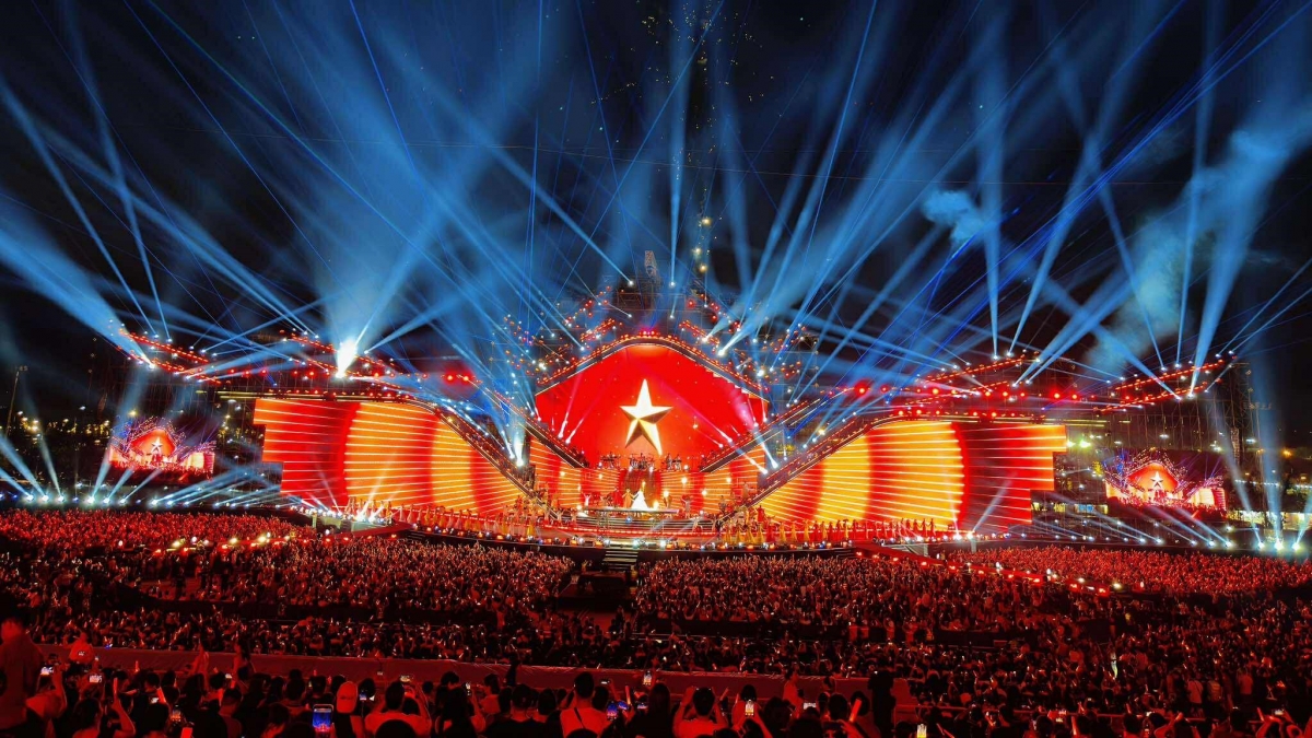 Trong hơn hai năm qua, thị trường giải trí Việt Nam chứng kiến sự sôi động của hàng loạt concert âm nhạc quy mô lớn, tạo hiệu ứng xã hội mạnh mẽ và thu hút lượng lớn du khách. Ảnh: vtv.vn