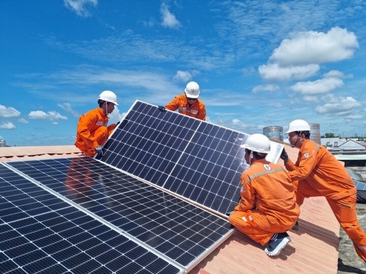 Người dân cần tính toán đúng nhu cầu sử dụng trước khi đầu tư điện mặt trời mái nhà - Ảnh: KT