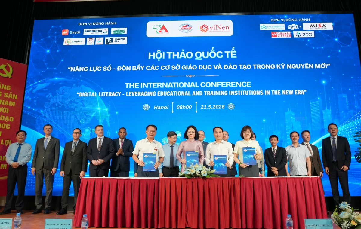 Trong khuôn khổ hội thảo, Trường Cao đẳng Thương mại và Du lịch Hà Nội ký kết hợp tác với các cơ sở đào tạo và doanh nghiệp (Ảnh: BTC)