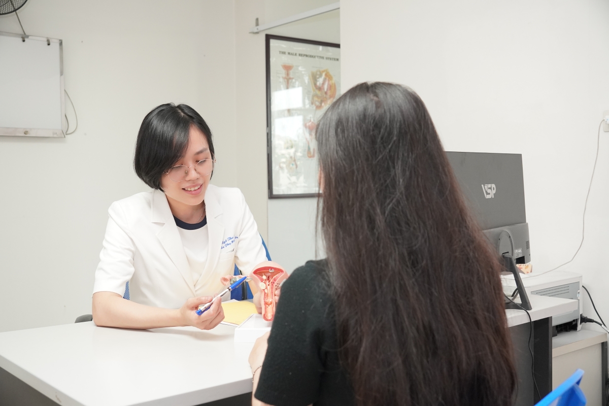 BS Ngô Thu Hà tư vấn cho bệnh nhân bị lạc nội mạc buồng trứng
(Ảnh BVCC)