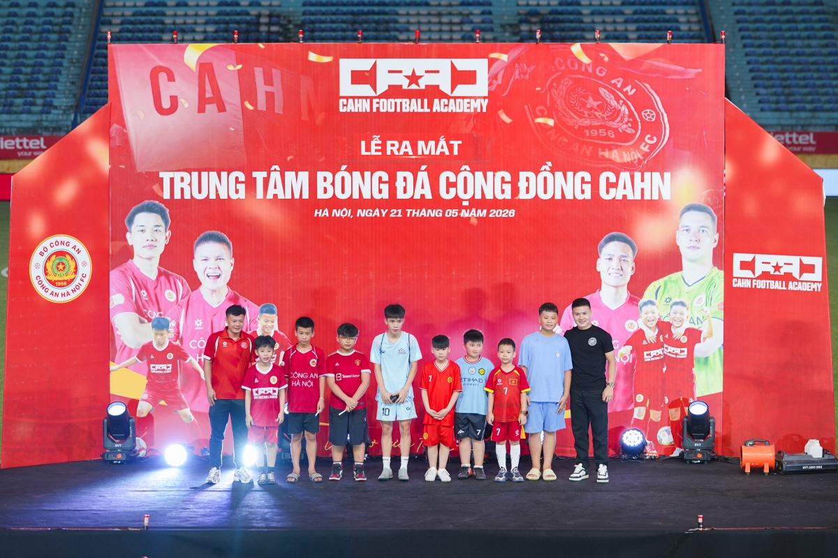 Học viên Trung tâm giao lưu với cầu thủ Quang Hải (ảnh: BTC)