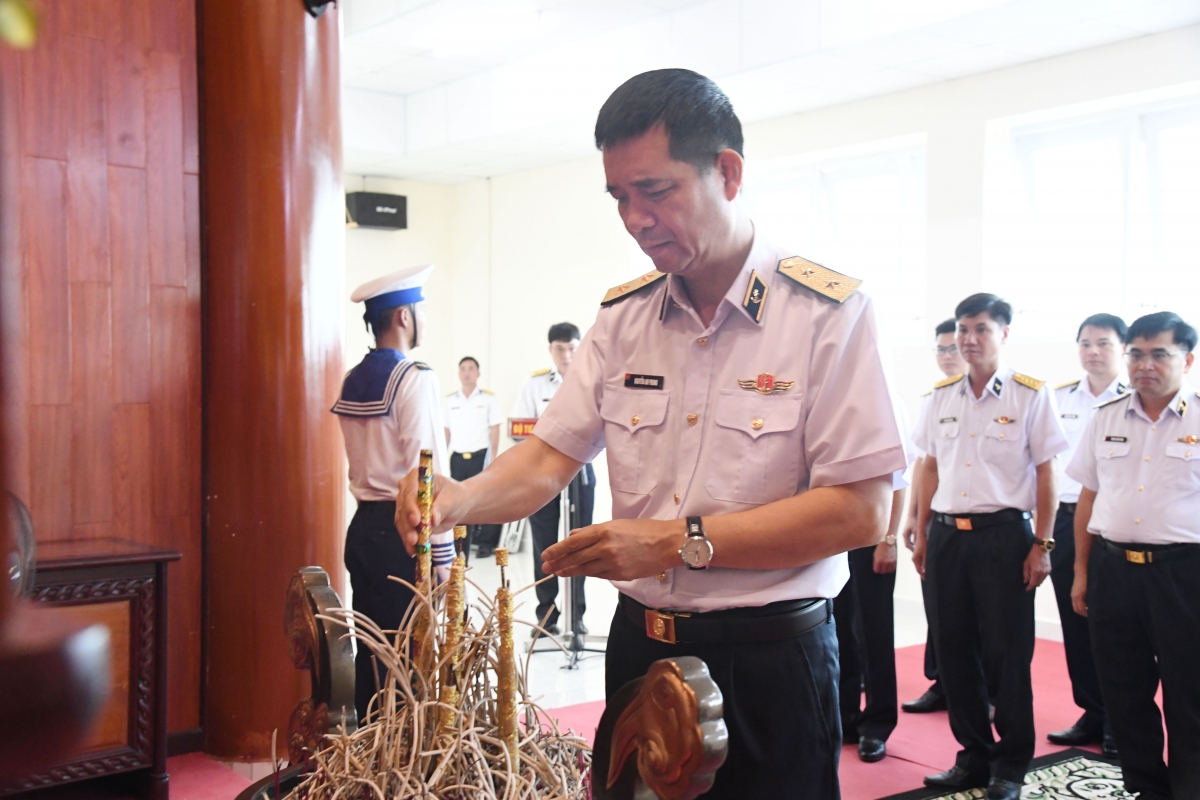 Phó Đô đốc Nguyễn An Phong, Bí thư Đảng uỷ, Chính uỷ Hải quân
dâng hương tưởng niệm Chủ tịch Hồ Chí Minh (Ảnh: QCHQ)