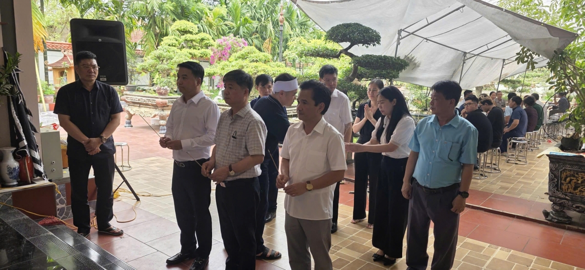 Ông Đinh Anh Tuấn, Cục trưởng Cục Bà mẹ và Trẻ em và đoàn công tác thắp hương, chia buồn và hỗ trợ các gia đình nạn nhân (Nguồn: Bộ Y tế)
