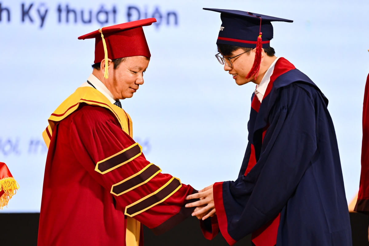 GS.TS Vũ Văn Yêm, Phó Giám đốc Đại học Bách khoa Hà Nội chúc mừng tân cử nhân, kỹ sư tốt nghiệp đợt 1 tháng 5/2026. (Ảnh: Hust)