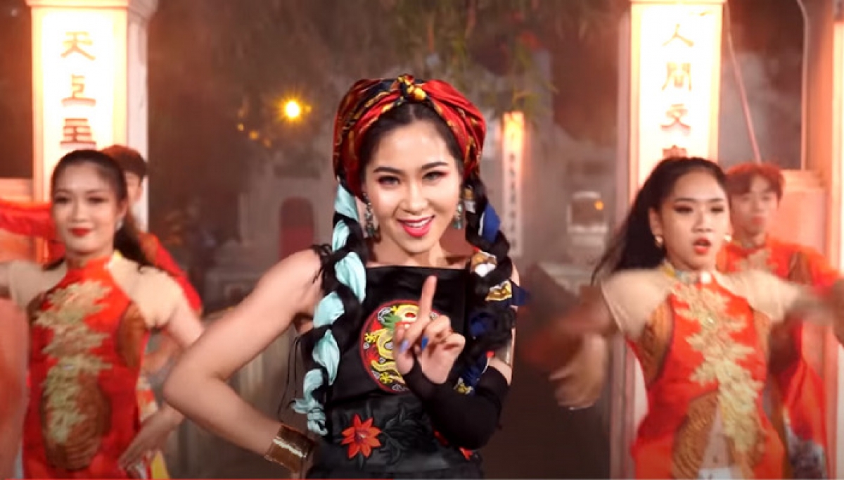 Ca sĩ Hà Myo người tiên phong kết hợp Xẩm với Rap và nhạc EDM. Ảnh chụp màn hình MV