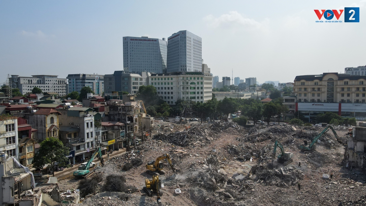 Phố Vạn Kiếp, Bạch Đằng (phường Hồng Hà) những ngày này mang một diện mạo hoàn toàn khác. Hàng loạt công trình, nhà ở đã được phá dỡ để chuẩn bị mặt bằng thi công dự án cầu Trần Hưng Đạo vượt sông Hồng.