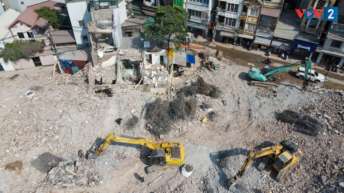 Việc tháo dỡ các công trình kiên cố được thực hiện bài bản, huy động tối đa các phương tiện cơ giới nhằm đảm bảo tiến độ, an toàn lao động và vệ sinh môi trường.