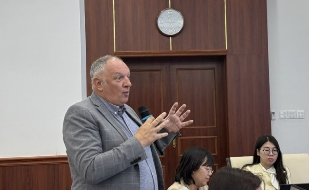 Ông Davide Guarini Gilmartin, Quản lý học thuật cao cấp, Hội đồng Anh phát biểu tại Hội thảo Xây dựng bộ công cụ đánh giá sự phát triển giáo dục đào tạo địa phương (Ảnh: Thu Lương)