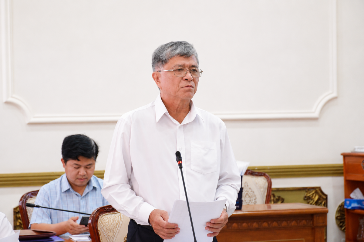Giám đốc Sở GDĐT TP Hồ Chí Minh Nguyễn Văn Hiếu báo cáo tại buổi làm việc ( Ảnh : MOET)