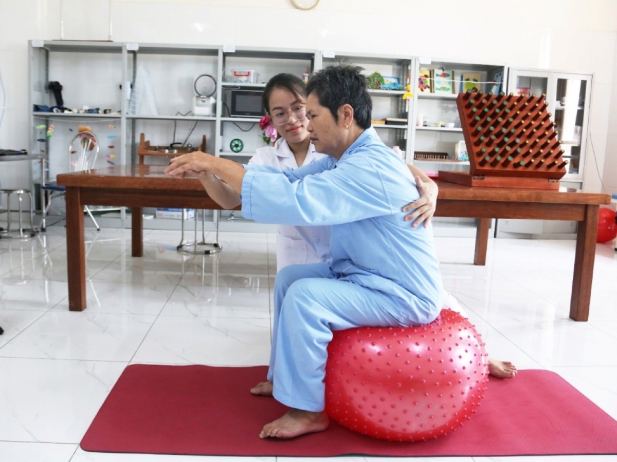 Người bệnh Parkinson tập luyện động tác thăng bằng (Ảnh Internet)