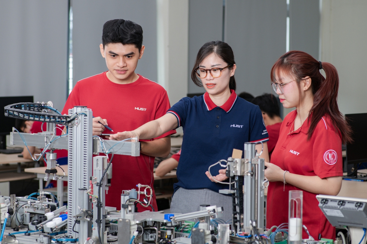 Giảng viên Đại học Bách khoa Hà Nội hướng dẫn sinh viên thực hành trong phòng thí nghiệm (Ảnh: Hust)