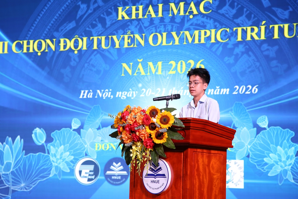 Em Phạm Lê Minh Sơn (Trường THPT chuyên Lê Quý Đôn, Đà Nẵng) phát biểu (Ảnh: UET)