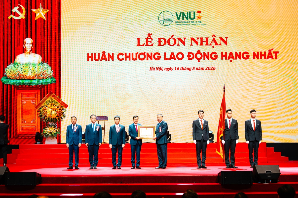 Tổng Bí thư, Chủ tịch nước Tô Lâm thay mặt lãnh đạo Đảng, Nhà nước trao tặng Huân chương Lao động hạng Nhất cho ĐHQGHN (Ảnh: VNU)