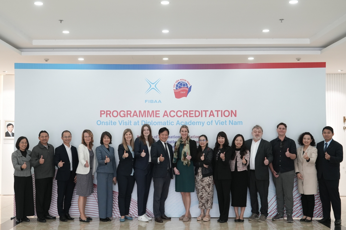 Đoàn chuyên gia FIBAA chụp ảnh lưu niệm với Lãnh đạo Học viện và Giảng viên phụ trách đảm bảo chất lượng và các ngành đào tạo (Ảnh : HVNG)