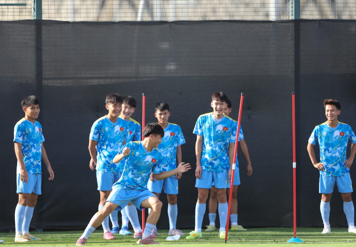 Các tuyển thủ U17 Việt Nam tập luyện trước trận tứ kết gặp U17 Australia (ảnh: VFF)