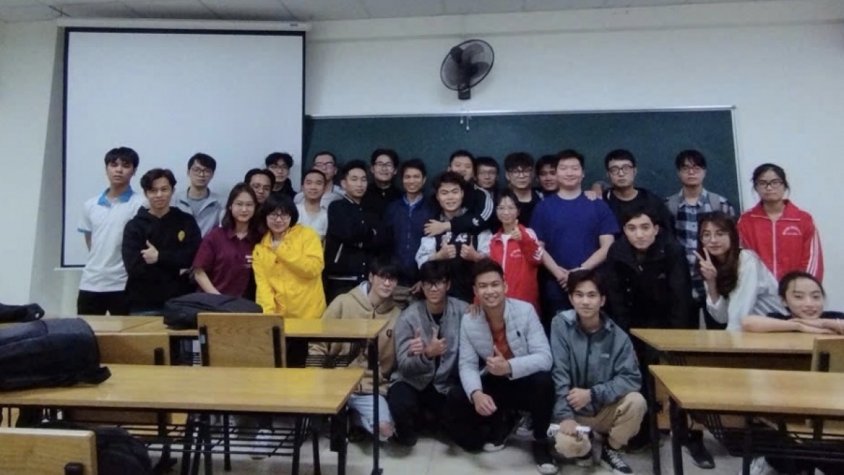 PGS.TS Lương Hữu Bắc, giảng viên Khoa Vật ký kỹ thuật, ĐH Bách khoa Hà Nội (đứng giữa) và các sinh viên năm cuối (Ảnh: NVCC)