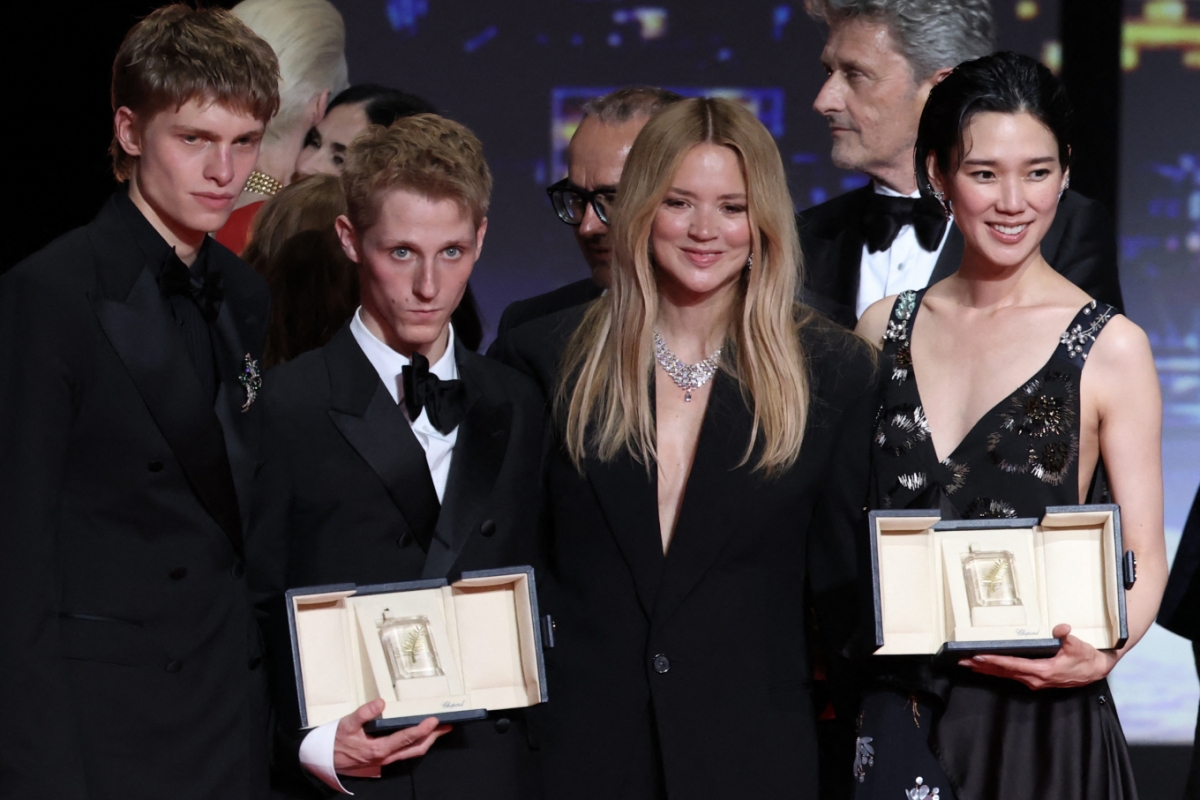 Các nghệ sĩ được vinh danh tại Liên hoan phim Cannes 2026, từ trái sang: Emmanuel Macchia và Valentin Campagne (đồng giải Nam diễn viên chính xuất sắc), Virginie Efira và Tao Okamoto (đồng giải Nữ diễn viên chính xuất sắc). Ảnh: AFP