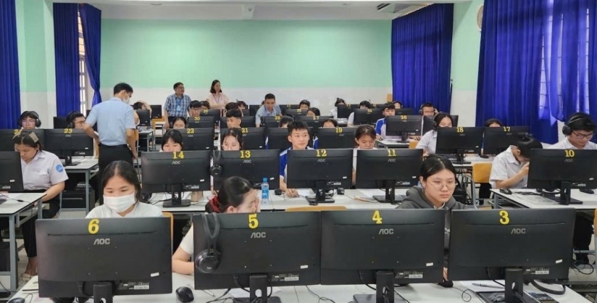 Các em học sinh lớp 5 thực hiện khảo sát trên máy tính (Ảnh: Cục QLCL Moet)