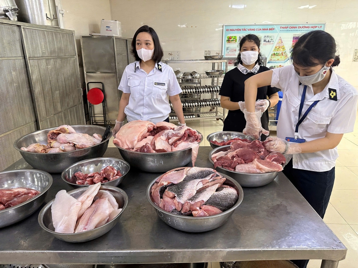 Lấy mẫu xét nghiệm thực phẩm trước khi đưa vào chế biến bữa ăn tại trường học. Nguồn:Fanpage Phường Kim Liên-TP Hà Nội
