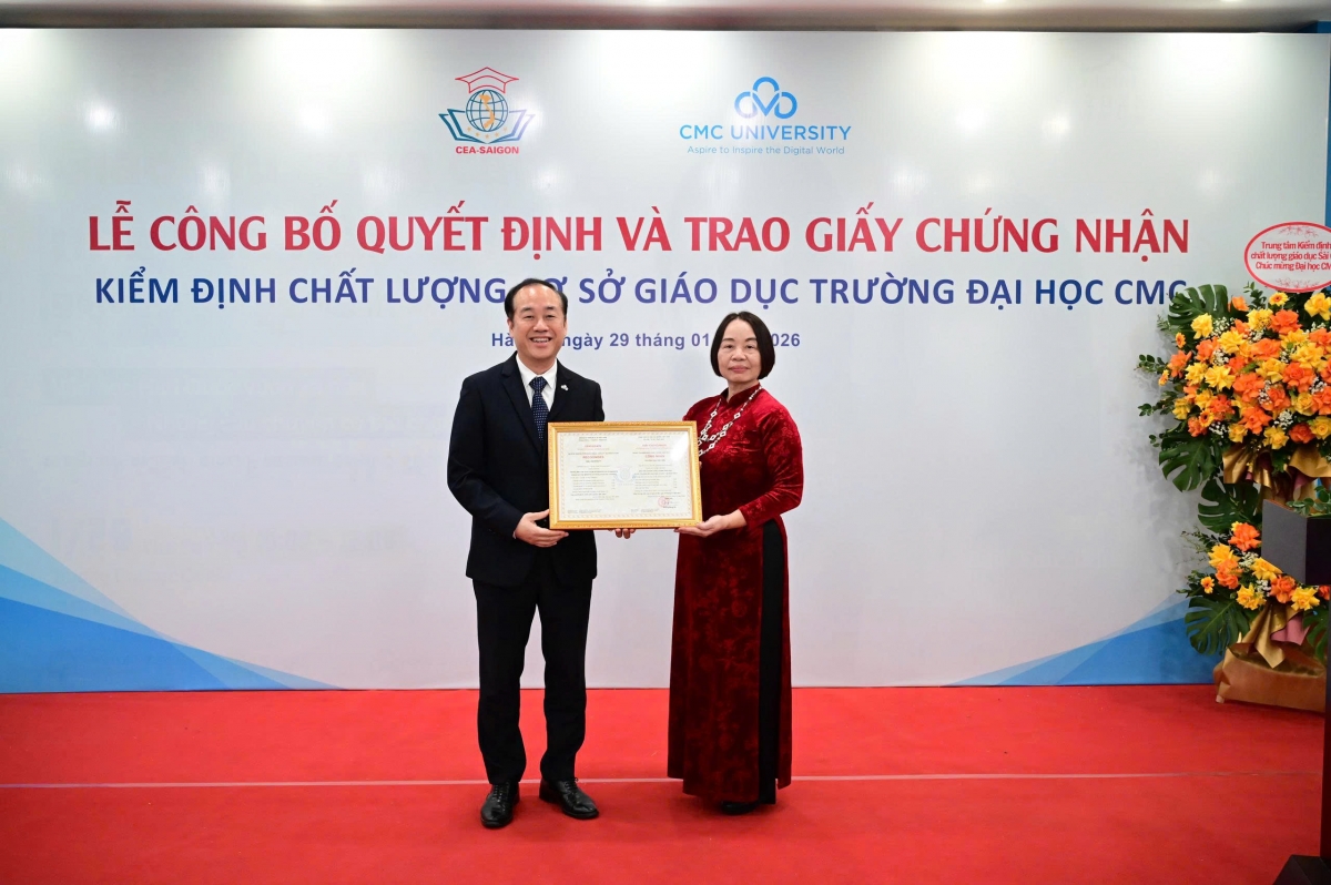 ĐH CMC nhận giấy chứng nhận kiểm định cơ sở giáo dục ĐH (Ảnh: ĐHCMC)