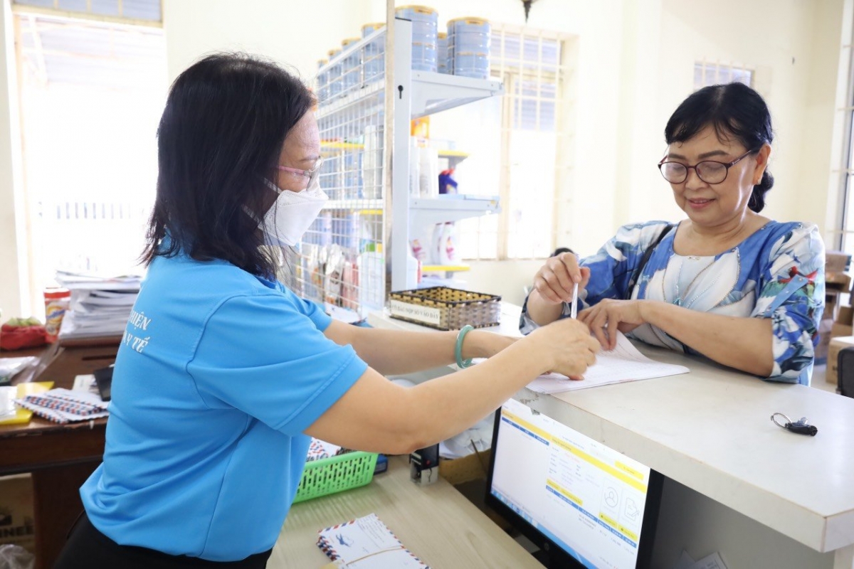 Người lao động làm thủ tục hưởng lương hưu. Ảnh: BHXH Việt Nam cung cấp