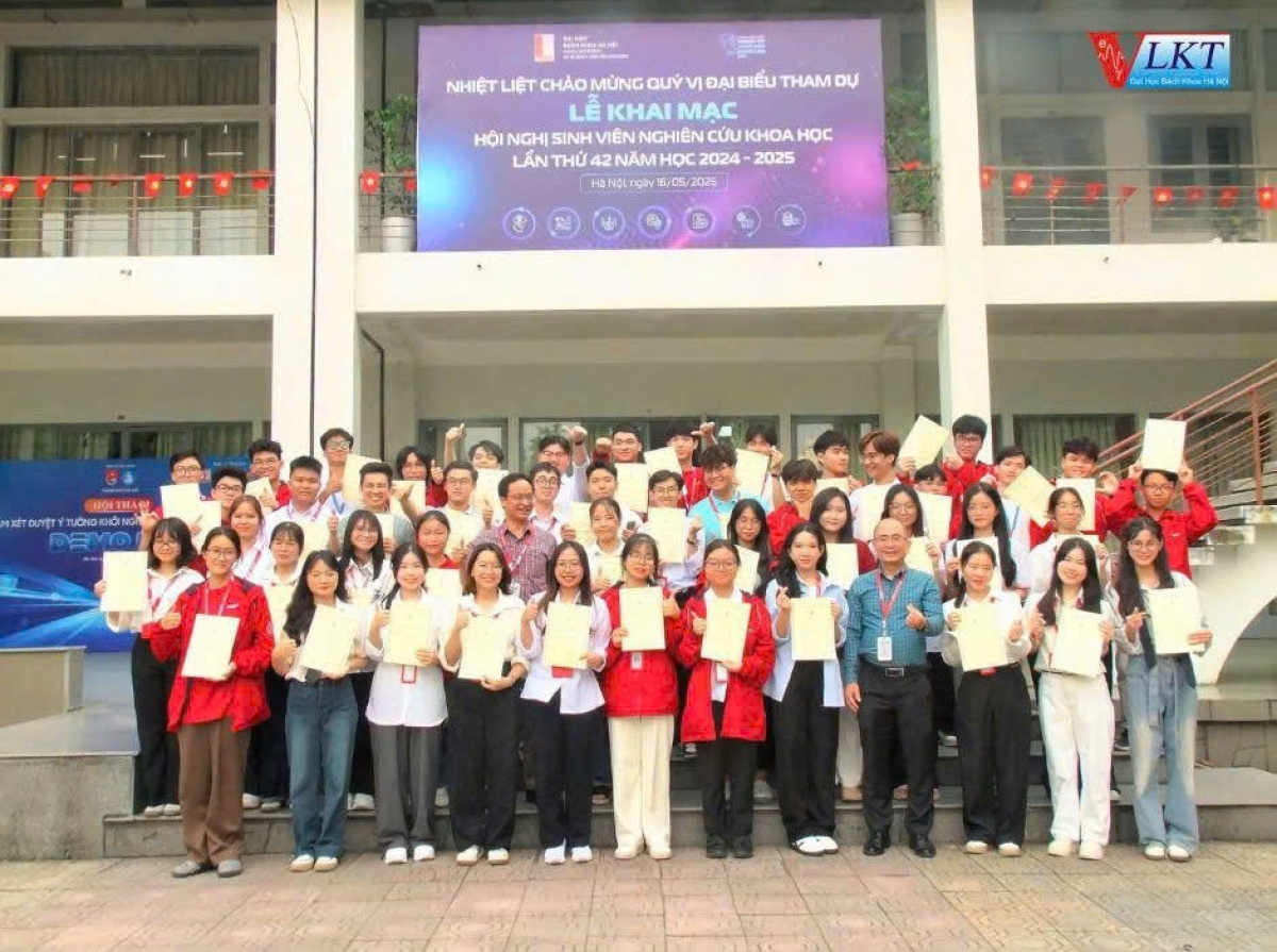 Bùi Thị Thanh Ngà (thứ 5 hàng thứ nhất từ trái sang) tại Hội nghị sinh viên nghiên cứu khoa học (2024-2025) của ĐH BKHN (Ảnh: NVCC)