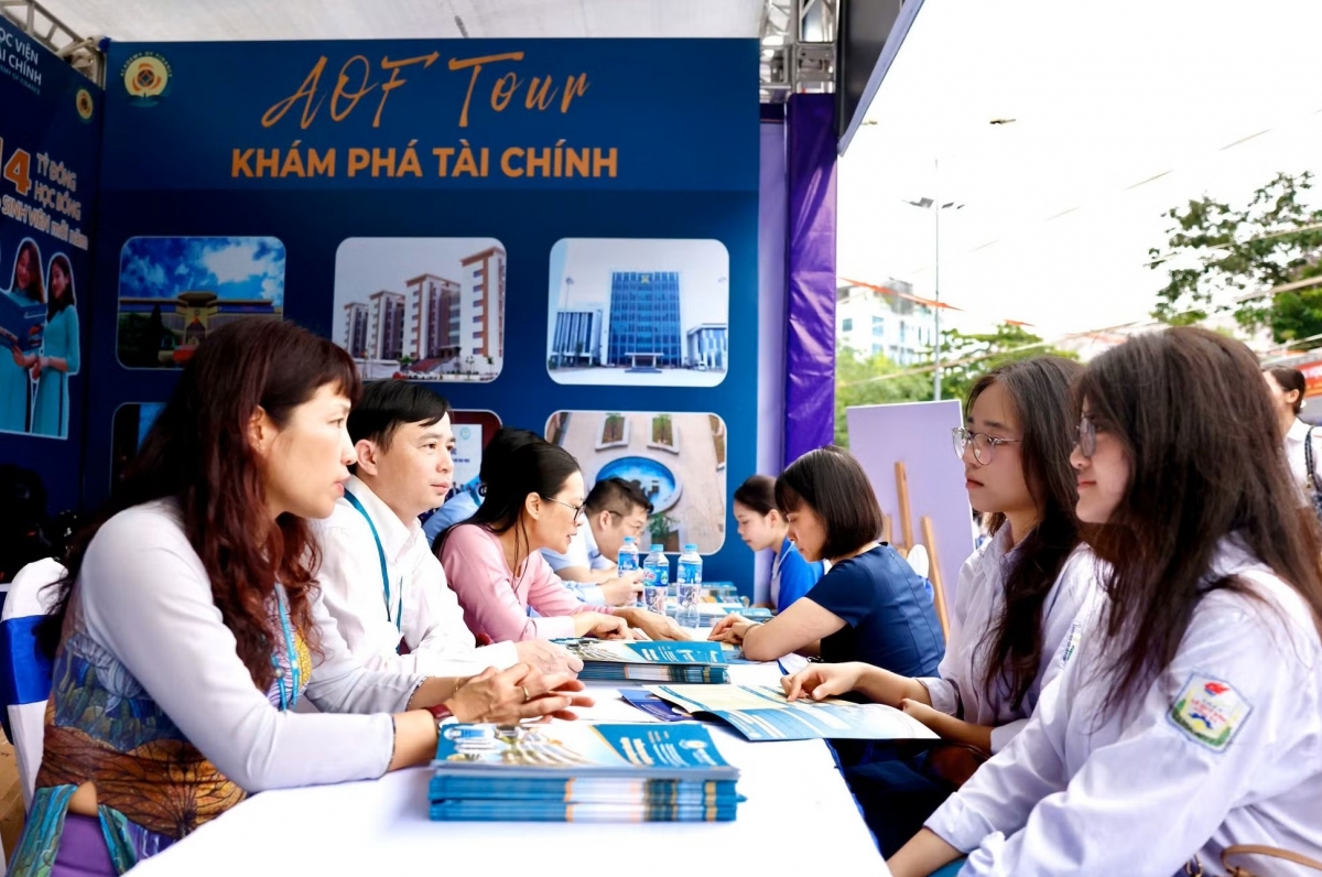 Học sinh được trực tiếp các cơ sở giáo dục đại học tư vấn khối ngành khoa học và công nghệ. (Ảnh: BTC)