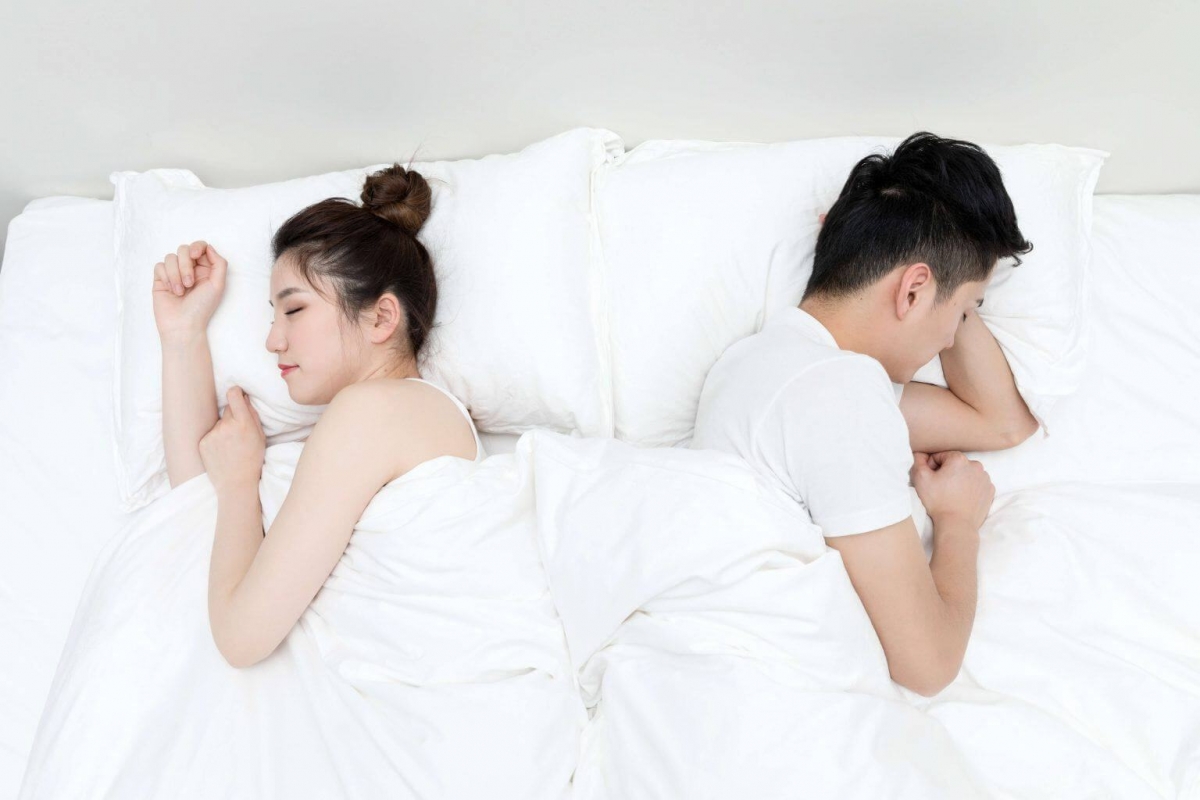Tuy ngủ chung một chiếc giường, nhưng cảm xúc lại ngày càng xa nhau
(Ảnh Internet)