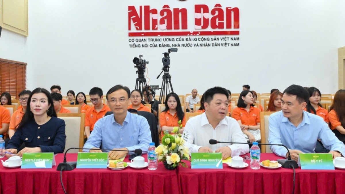 Các đại biểu đại diện Bộ GD-ĐT, Báo Nhân dân, Bộ Y tế và Công ty TNHH Nestle tham dự hội thảo 
(Ảnh: BTC)