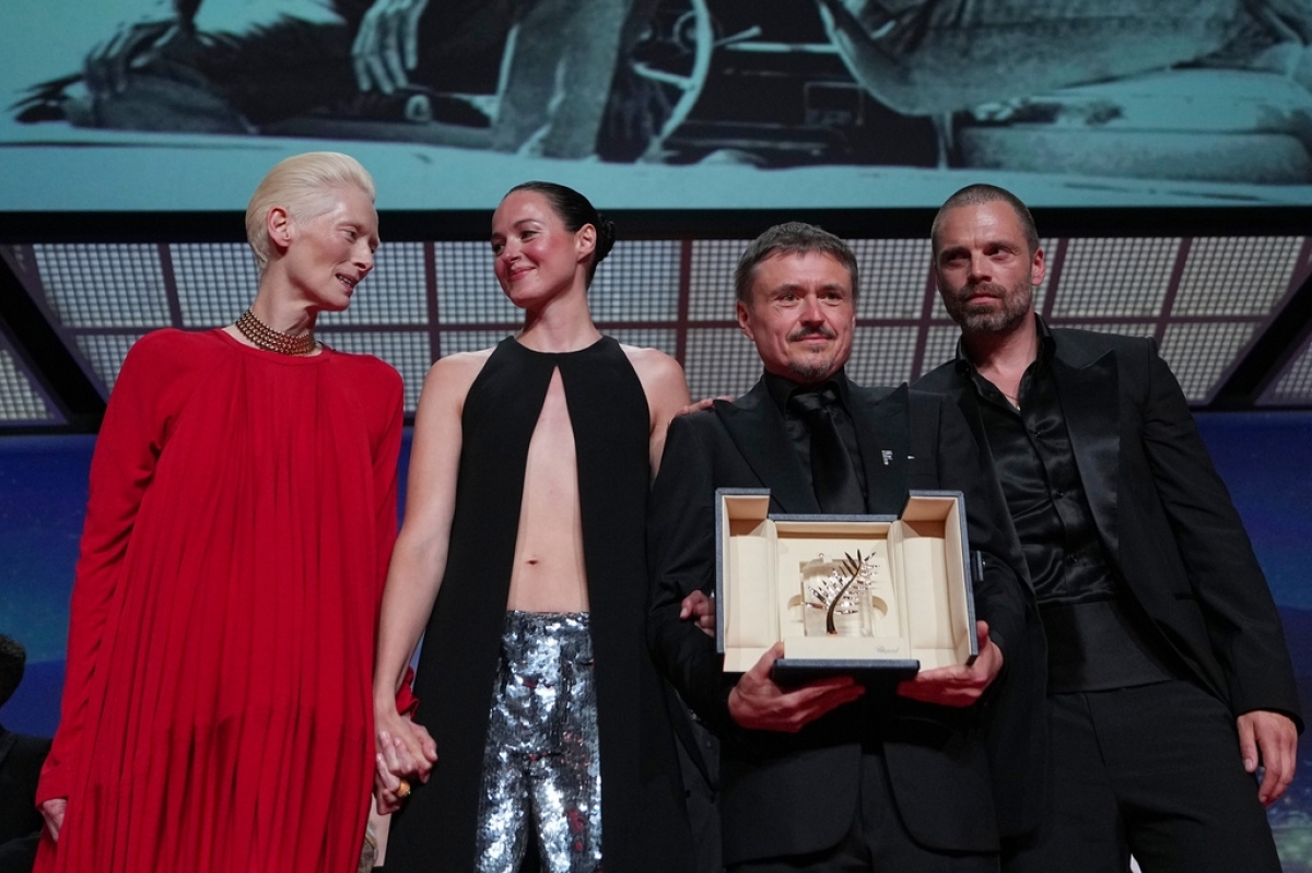 Từ trái sang, Tilda Swinton chụp ảnh cùng Renate Reinsve, Cristian Mungiu (người đoạt giải Cành cọ vàng cho phim "Fjord") và Sebastian Stan trong lễ trao giải tại Liên hoan phim Cannes 2026. Nguồn: AP