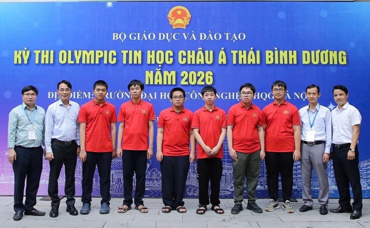 6 học sinh Việt Nam tham gia dự thi Olympic Tin học châu Á -Thái Bình Dương 2026 (áo đỏ) cùng các thầy giáo lãnh đội. Ảnh: BGDĐT