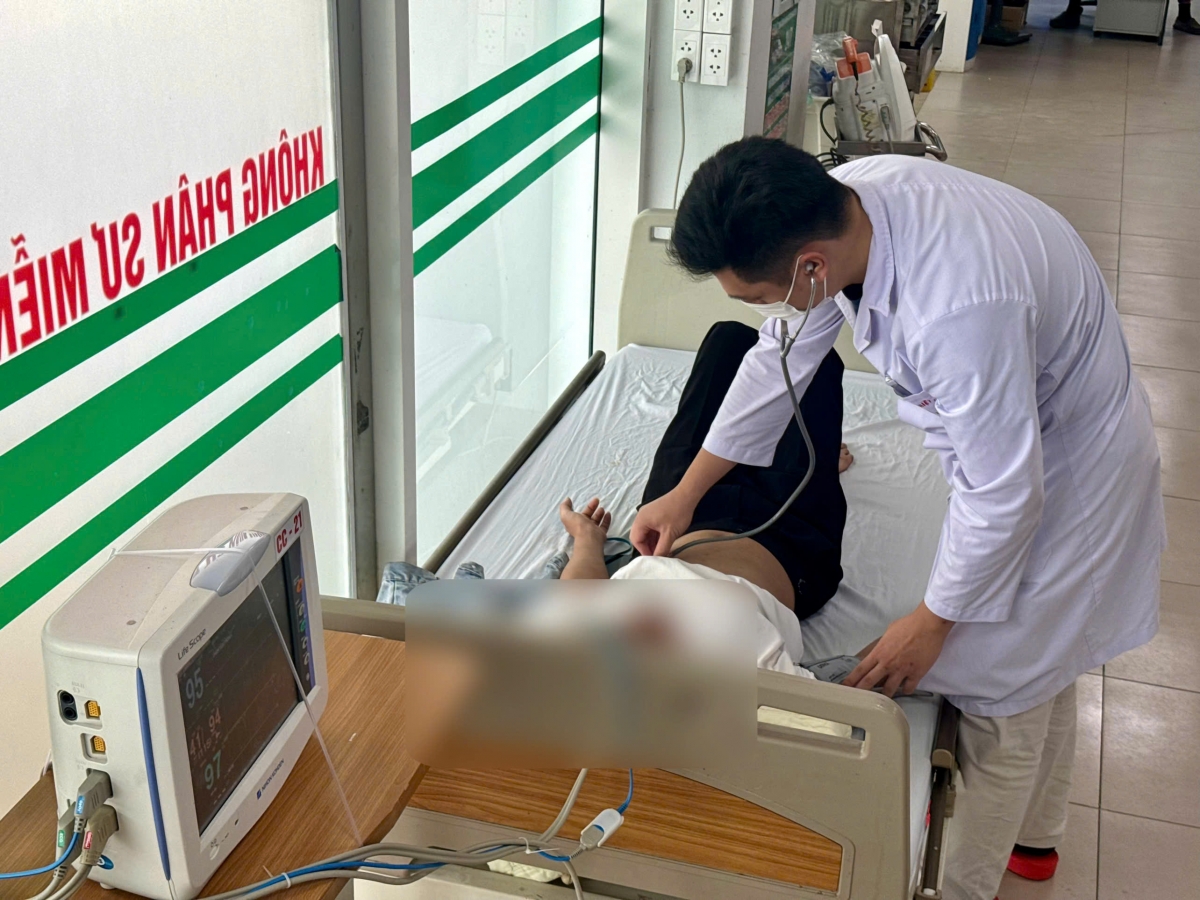 Bệnh nhân được cấp cứu đã xử trí theo phác đồ say nắng, say nóng (Ảnh: BVCC)