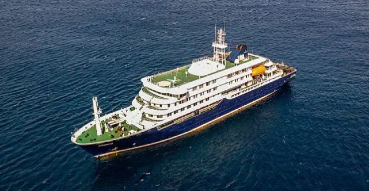 Tàu du lịch MV Hondius đang neo đậu ngoài khơi cảng Praia, thủ đô của Cape Verde. Ảnh: Interner