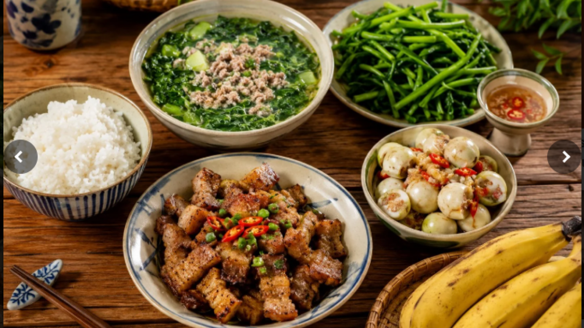 Thay vì những món ăn được chế biến cầu kỳ, nhiều gia đình dần thay đổi cách chế biến để vừa tiết kiệm thời gian và chi phí. (Ảnh Internet)