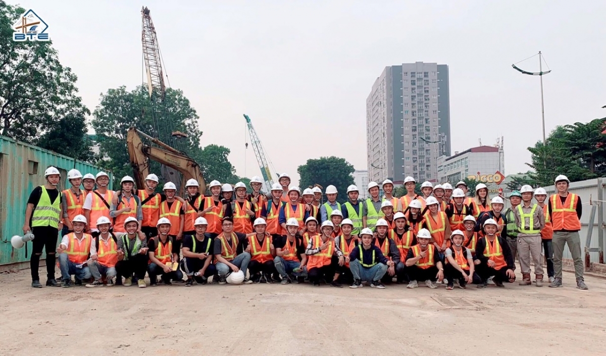 Sinh viên trường ĐH Giao thông vận tải đi thực tế tại các công trình (Ảnh: ĐHGTVT )