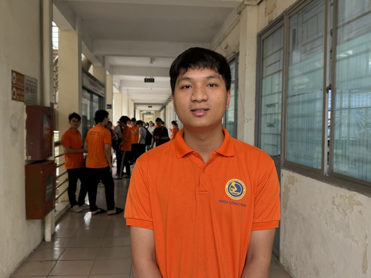  Phan Hồng Đăng, sinh viên  năm 4 ngành Kỹ thuật công trình xây dưng giao thông, trường ĐH
Giao thông vận tải (Ảnh: Thu Lương)