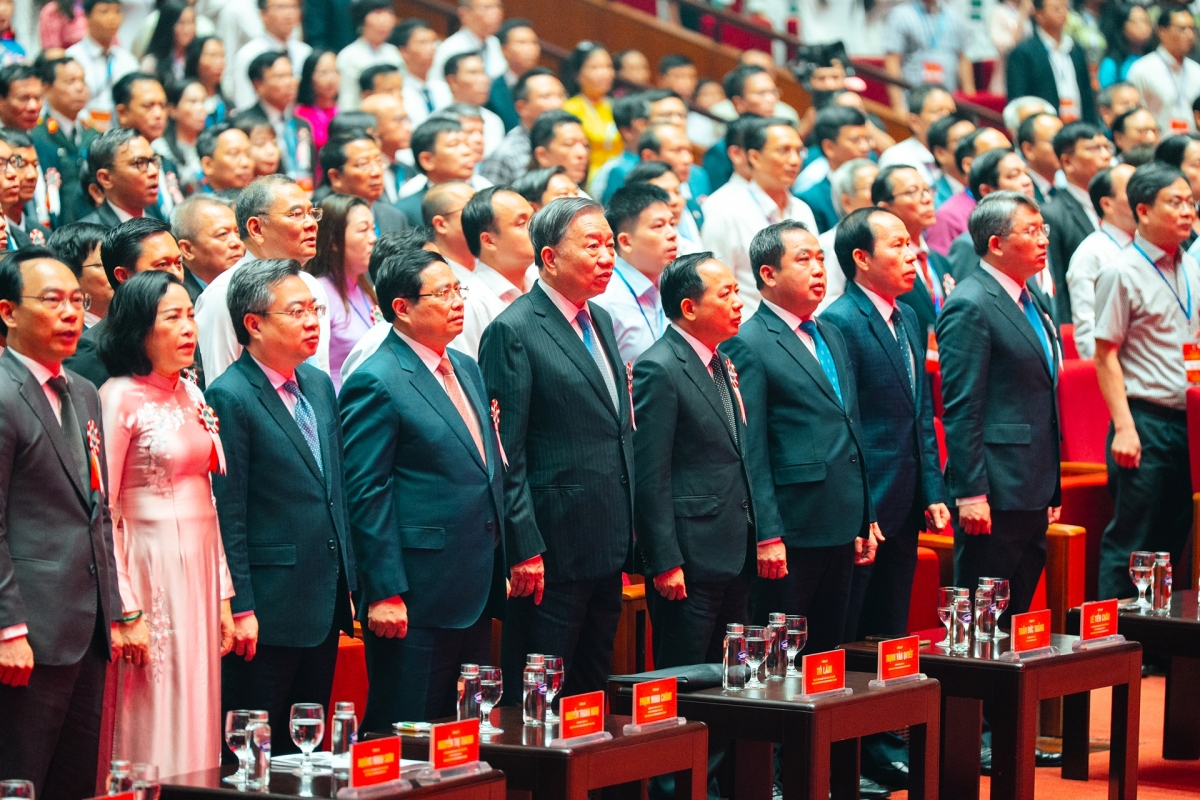 Các đại biểu tham dự lễ kỷ niệm thực hiện nghi lễ chào cờ (Ảnh: VNU)