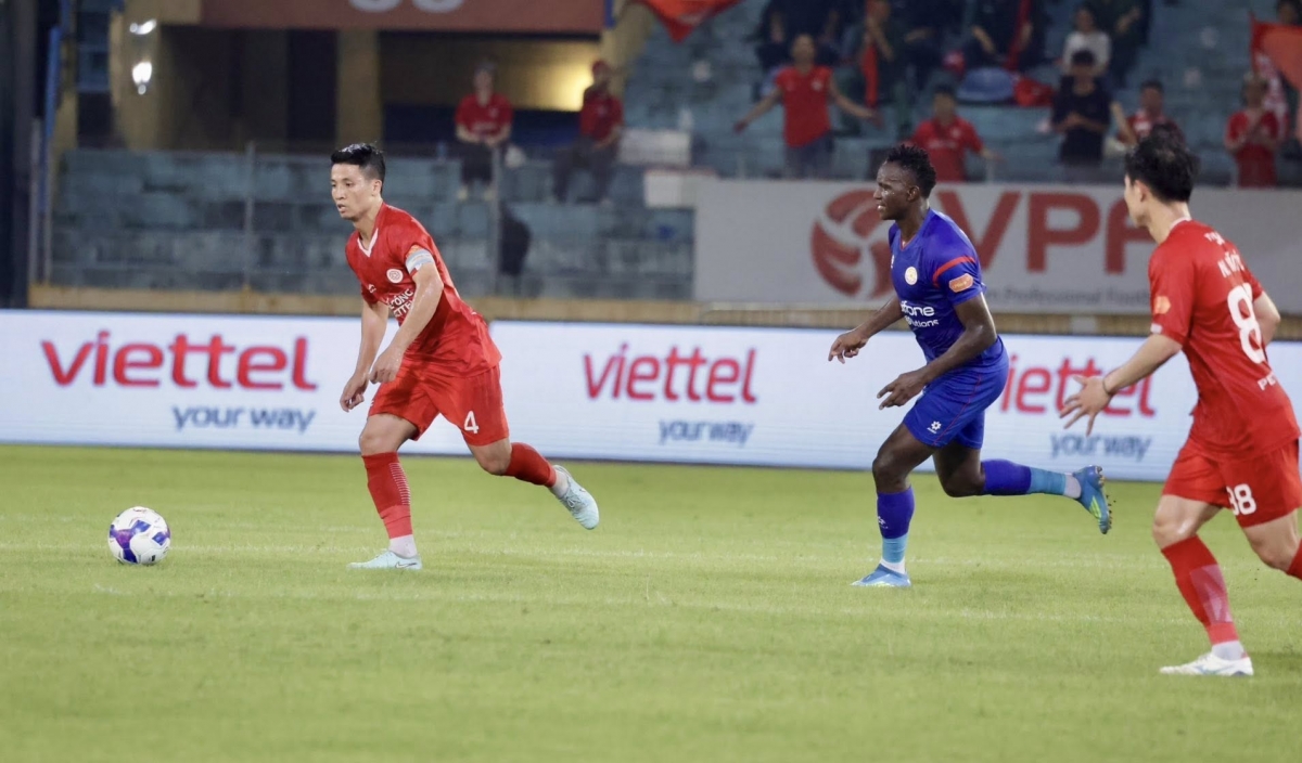 Bùi Tiến Dũng toả sáng nơi hàng thủ (Ảnh: TCVT)