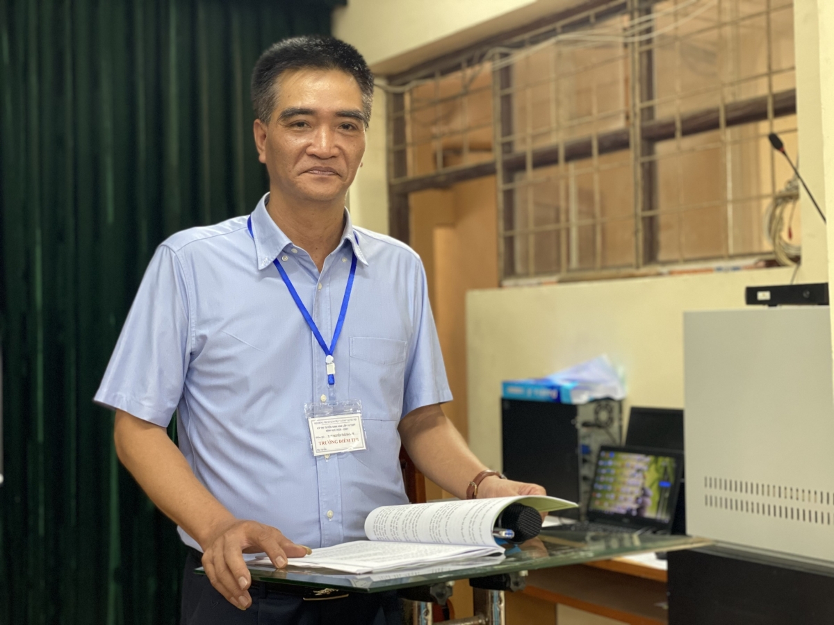 Thầy Trần Trọng Nghĩa, trưởng điểm thi trường THPT Nguyễn Trãi, Giảng Võ, Hà Nội cũng các thầy cô tạo điều kiện tốt nhất cho thí sinh yên tâm bước vào kì thi tuyển sinh vào 10